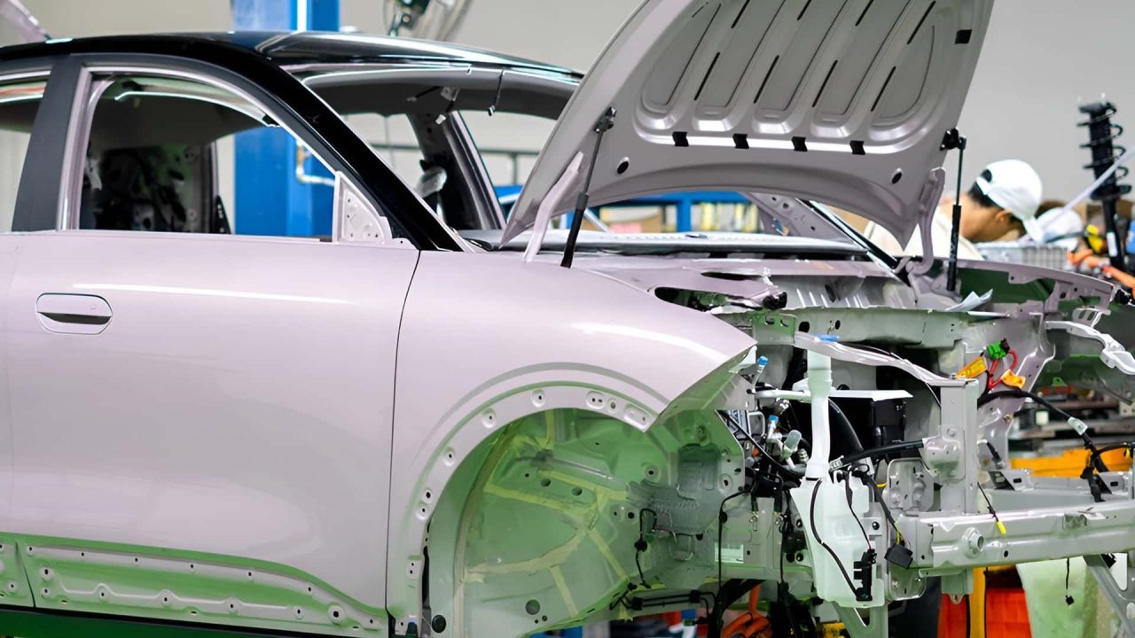 Geely começa a produzir o EX2 na Indonésia e coloca o Brasil no radar