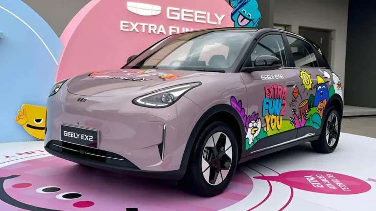 Geely começa a produzir o EX2 na Indonésia e coloca o Brasil no radar
