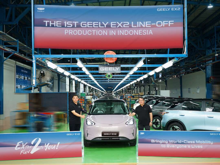Geely começa a produzir o EX2 na Indonésia e coloca o Brasil no radar