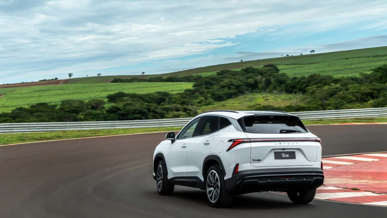 Novo Jetour S06 PHEV chega por R$ 199.900 e mira rivais híbridos da BYD e GWM