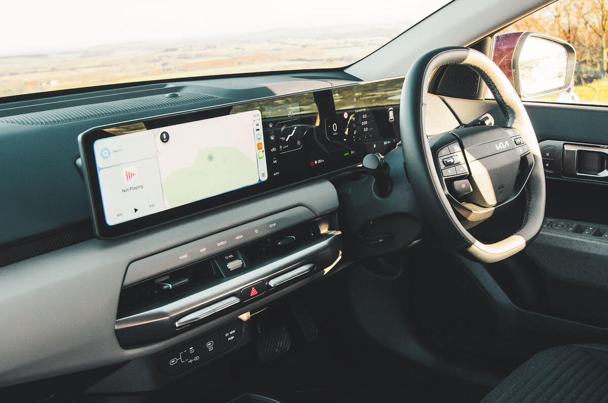Kia aposta em botões físicos e amplia investimento em tecnologia embarcada