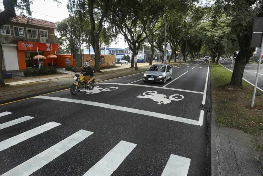 Área de espera para motos: o que acontece se o carro parar ali?