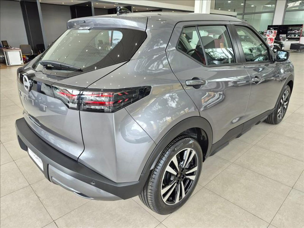 Nissan Kait Exclusive 2026 tem desconto de R$ 27.300 e sai mais em conta que Polo