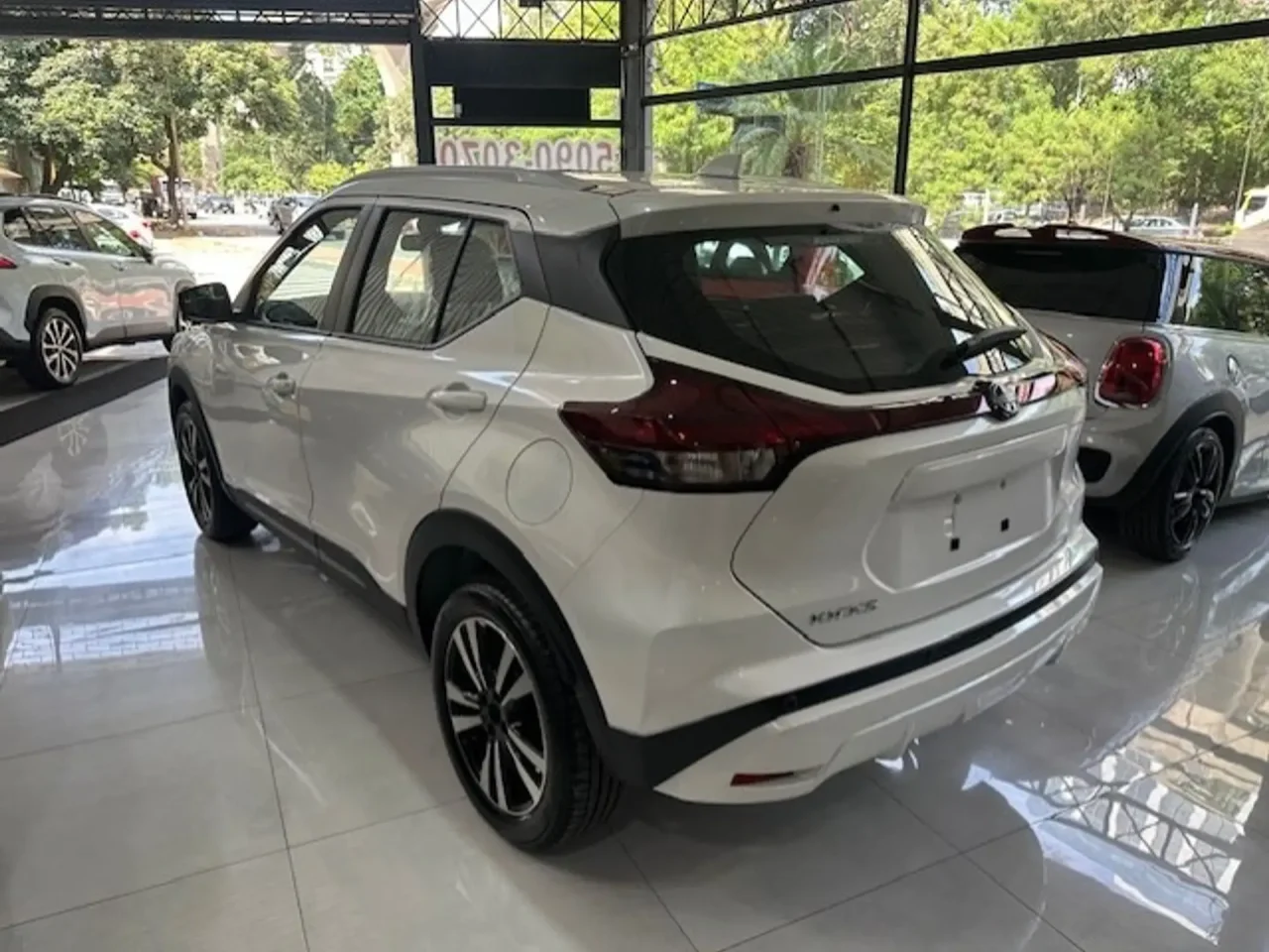 Nissan Kicks Play 2026 com mega oferta de R$ 27.200 de desconto para zerar estoque
