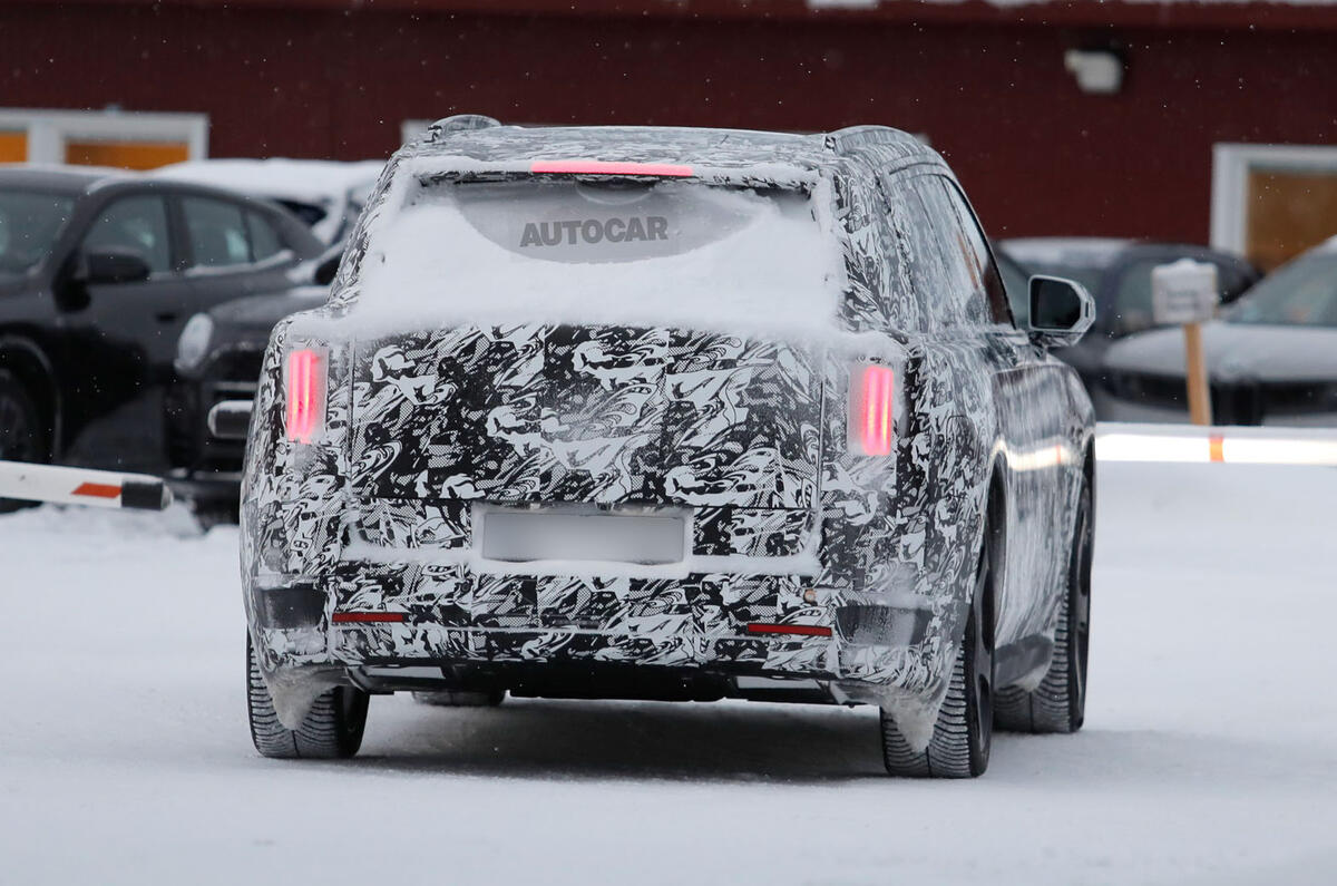 Rolls-Royce prepara SUV elétrico de luxo e é visto pela primeira vez