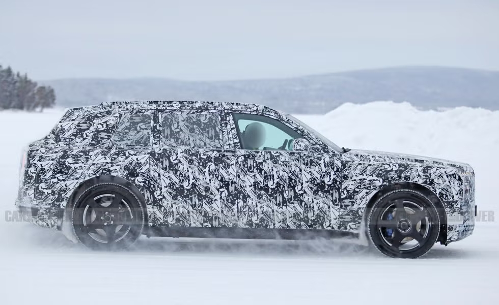 Rolls-Royce prepara SUV elétrico de luxo e é visto pela primeira vez