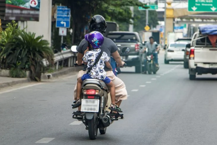 O que diz a lei sobre levar crianças menores de 10 anos em motocicletas