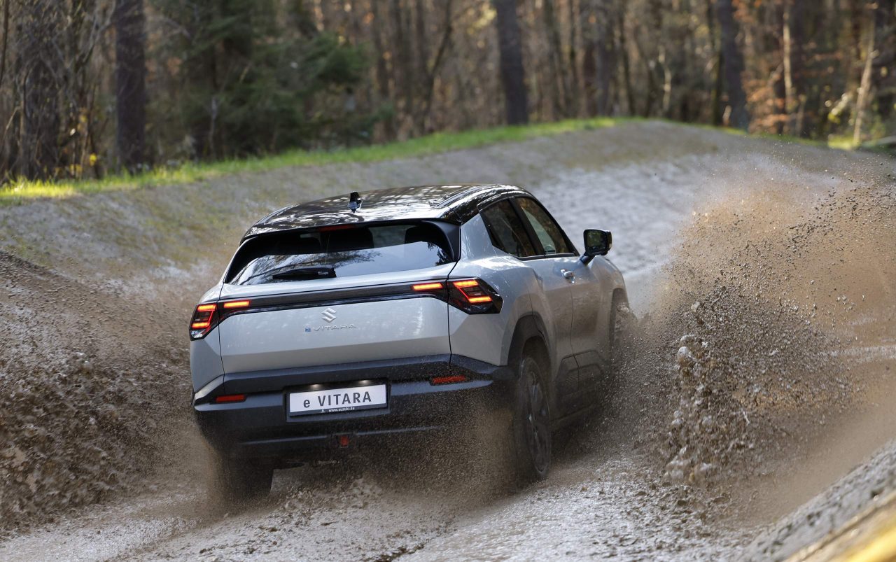 Suzuki lança Vitara elétrico no Brasil com tração 4×4 até março