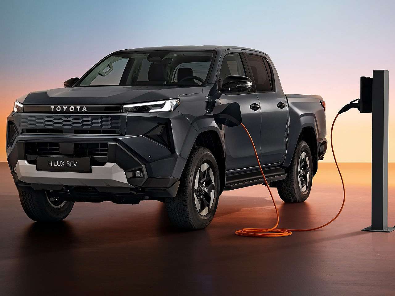 Toyota revela Hilux elétrica com autonomia de 380 km no Salão de Bruxelas