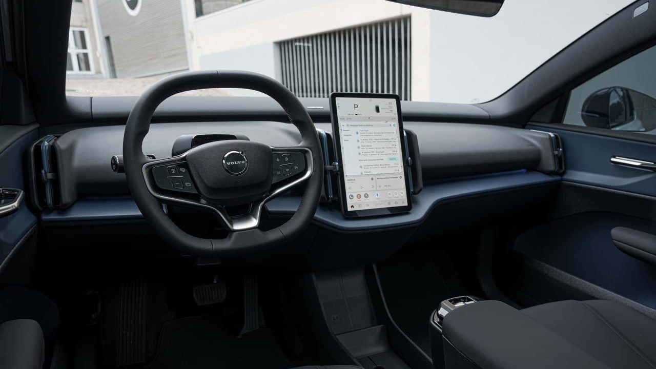 Volvo EX30 estreia versão esportiva com dois motores por R$ 309.950