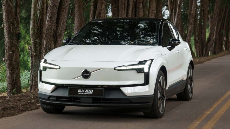 Volvo EX30 estreia versão esportiva com dois motores por R$ 309.950