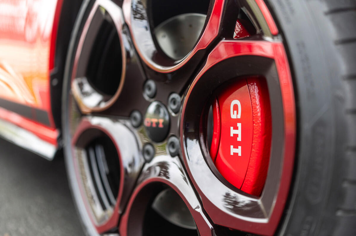 Novo Volkswagen Golf GTI mais potente da história estreia no Reino Unido por R$ 351 mil