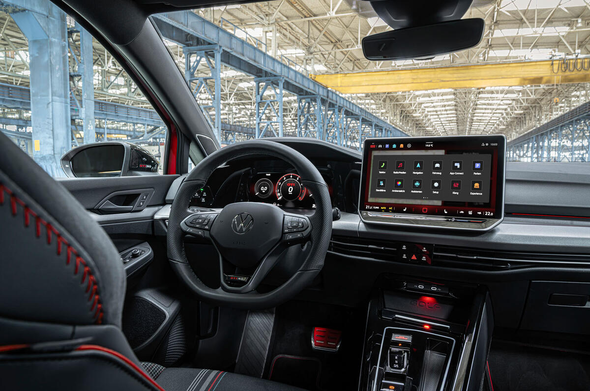Novo Volkswagen Golf GTI mais potente da história estreia no Reino Unido por R$ 351 mil