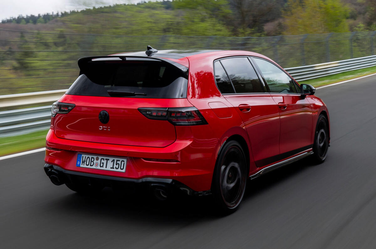 Novo Volkswagen Golf GTI mais potente da história estreia no Reino Unido por R$ 351 mil