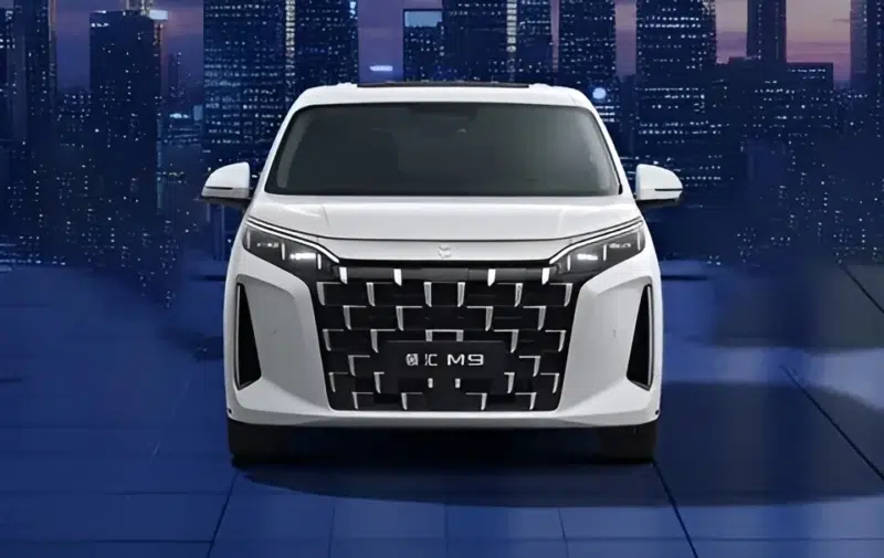 Nova BYD Linghui M9 é revelada com foco no transporte por aplicativo