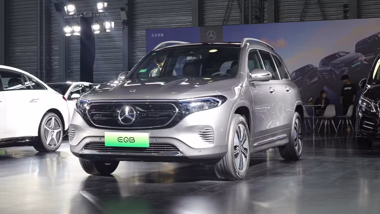 Mercedes-Benz chama quase 20 mil carros elétricos para reparo urgente na China