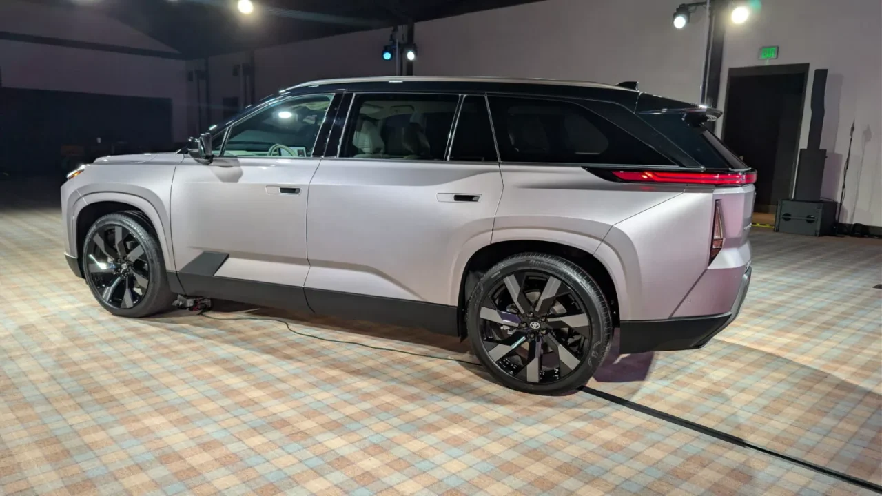 Nova geração do Toyota Highlander 2027 chega só na versão elétrica