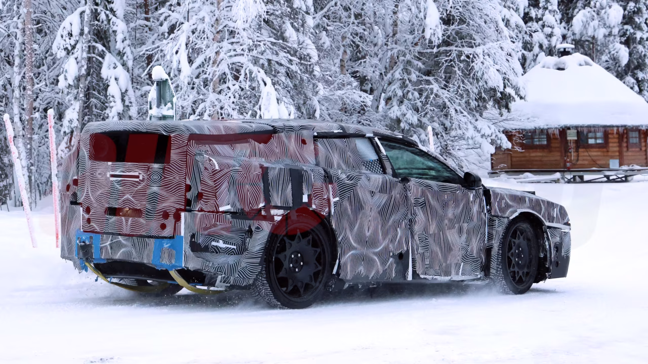 Ferrari Luce EV de 1.000 cv é flagrada com portas de abertura invertida