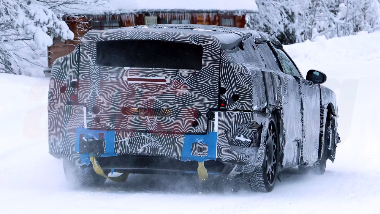 Ferrari Luce EV de 1.000 cv é flagrada com portas de abertura invertida