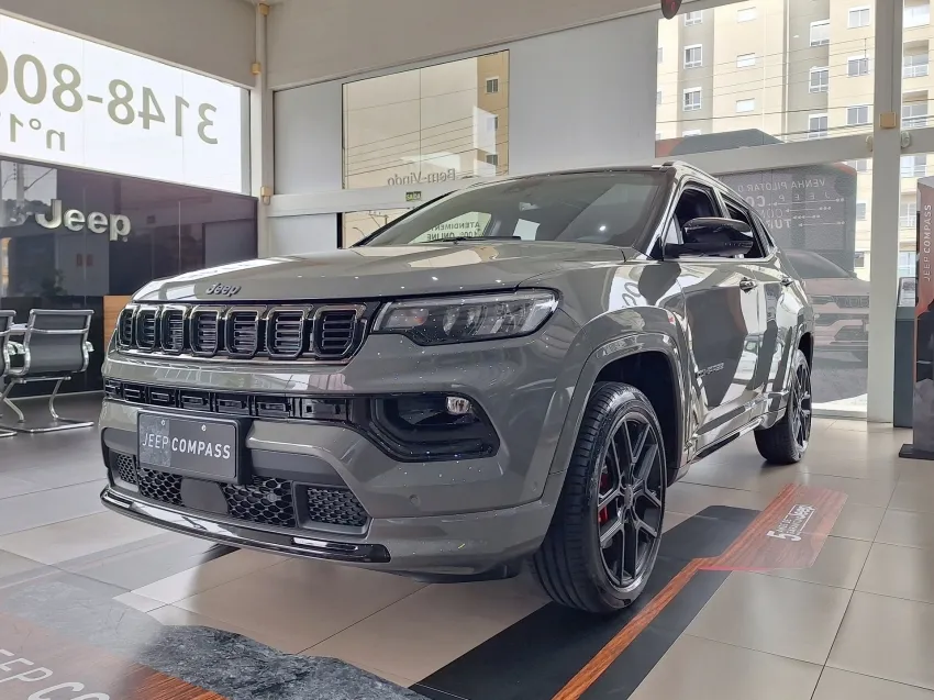 Jeep Compass Blackhawk 2026 fica R$ 32.091 mais barato para CNPJ neste mês