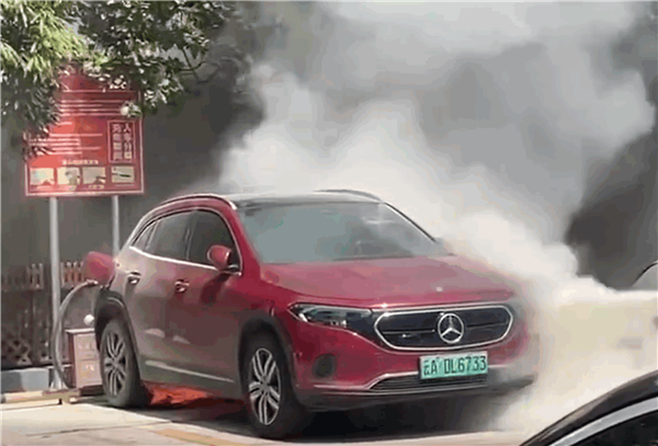Mercedes-Benz chama quase 20 mil carros elétricos para reparo urgente na China