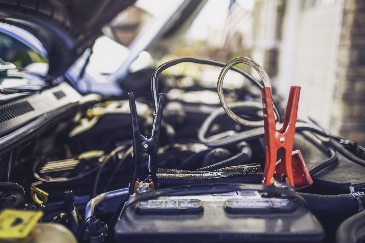 Bateria do carro descarregou? Veja o que fazer para resolver o problema