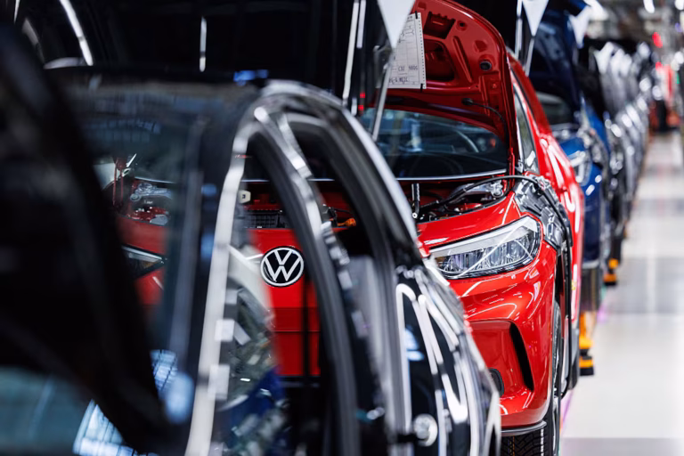 Volkswagen supera Tesla e lidera vendas de elétricos na Europa em 2025