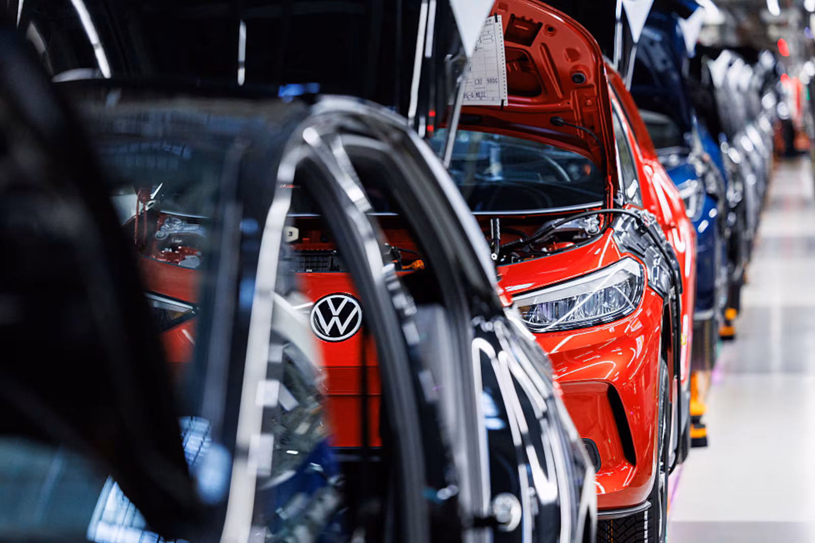 Volkswagen supera Tesla e lidera vendas de elétricos na Europa em 2025