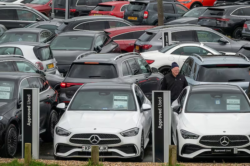 Vendas de veículos novos caem na Europa no início do ano; gasolina perde força