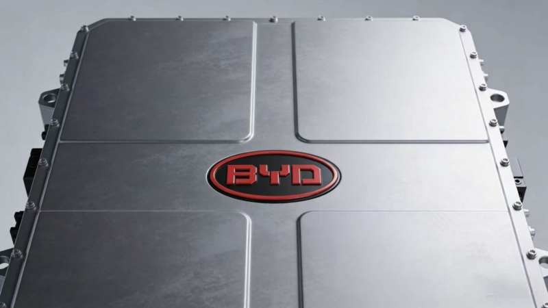 BYD avança em baterias de estado sólido e desenvolve células de sódio com até 10 mil ciclos