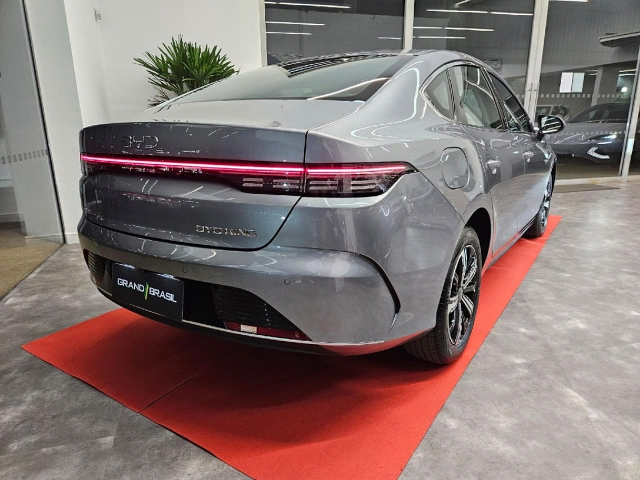 BYD aplica desconto de R$ 25.498,00 no King 2026 para CNPJ