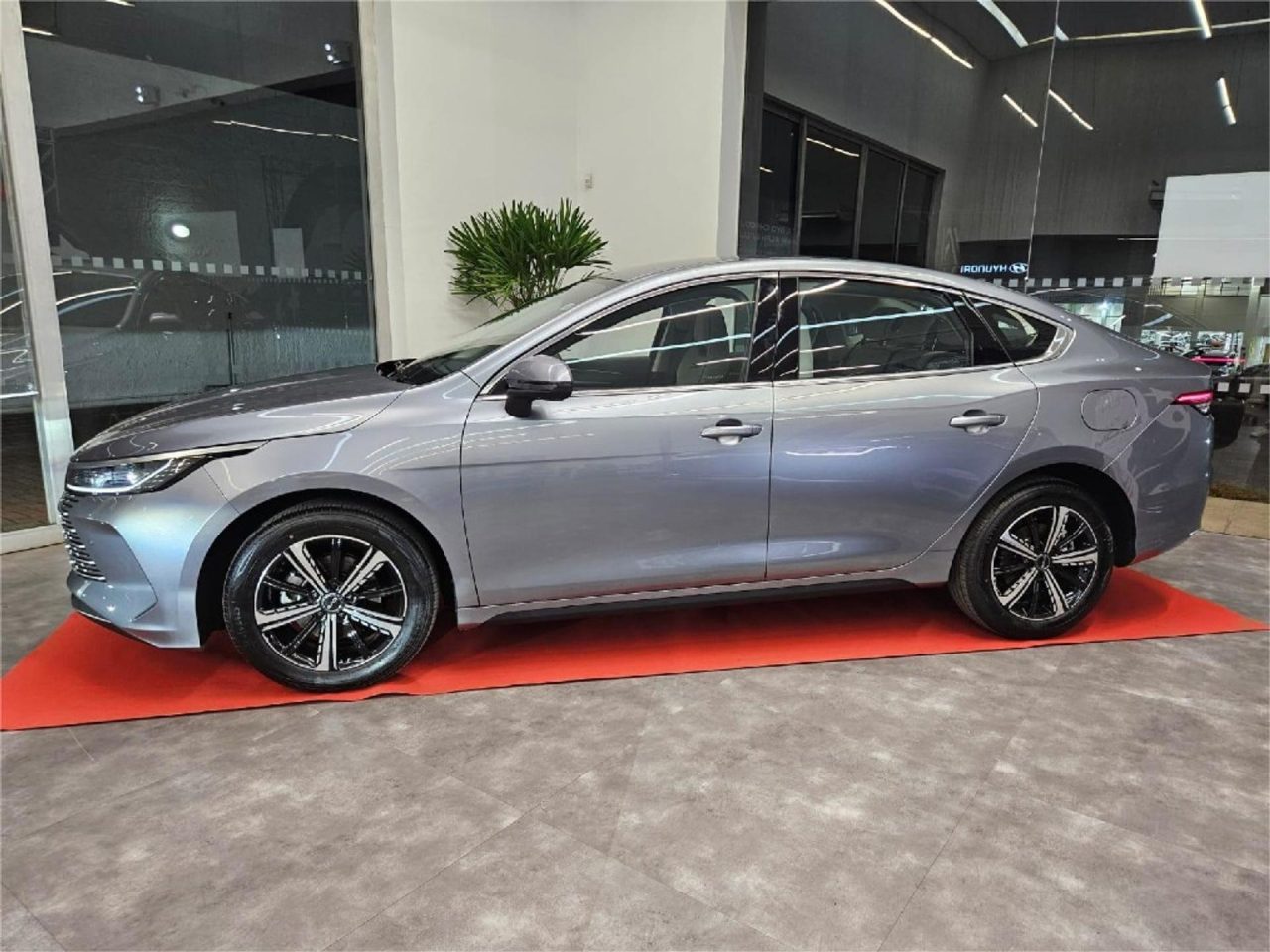 BYD aplica desconto de R$ 25.498,00 no King 2026 para CNPJ
