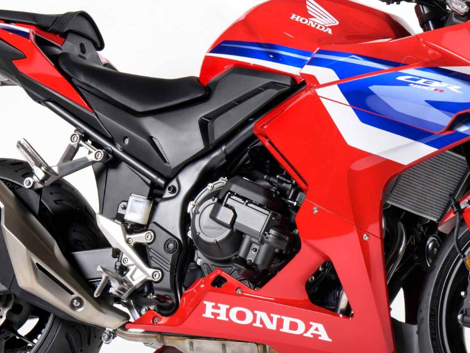 Nova Honda CBR 400R E-Clutch estreia com sistema inovador e visual esportivo