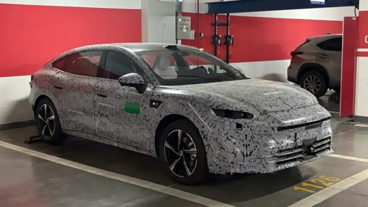 MG prepara sucessor 100% elétrico do MG7, modelo é visto na China