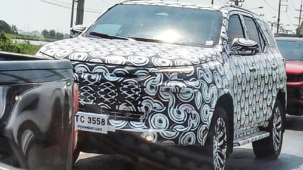 Flagra revela novo Toyota SW4 com dianteira reestilizada da Hilux
