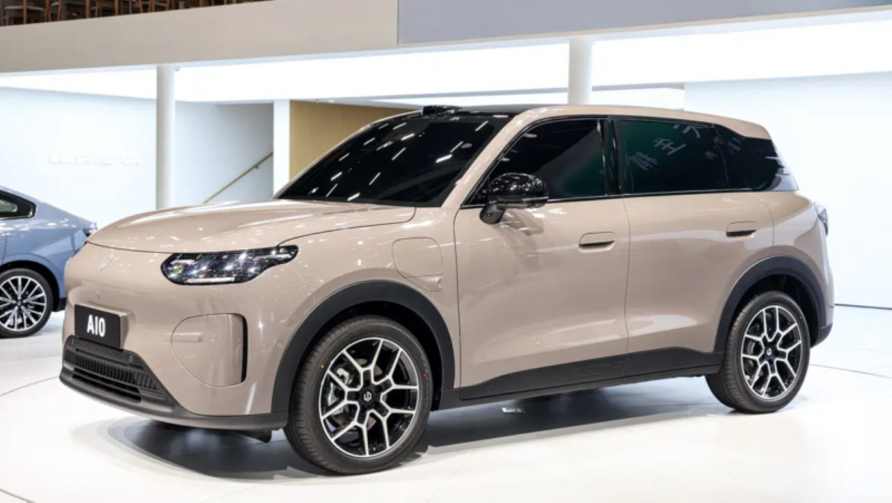 Leapmotor revela interior do A10 global antes da estreia oficial na China