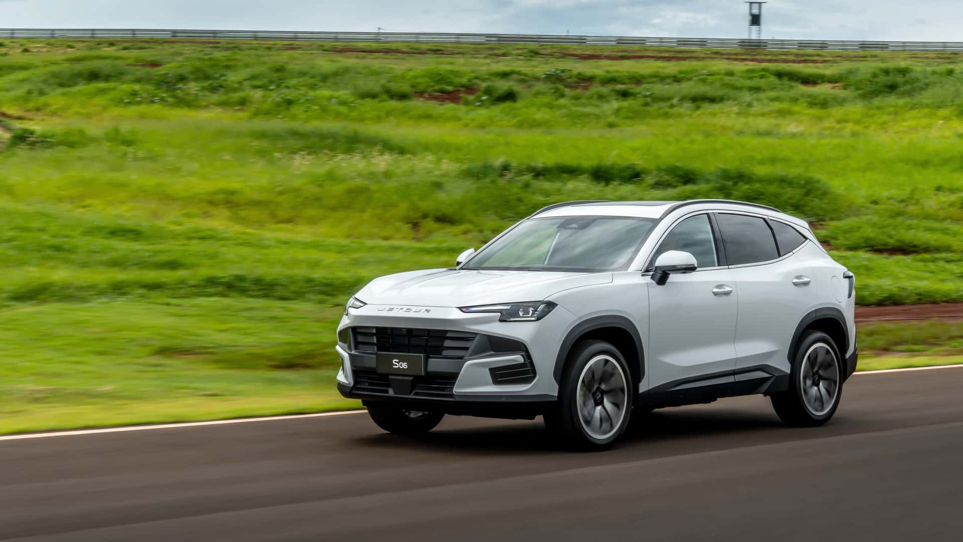 Impressões ao volante: Jetour S06 entrega eficiência e preço competitivo