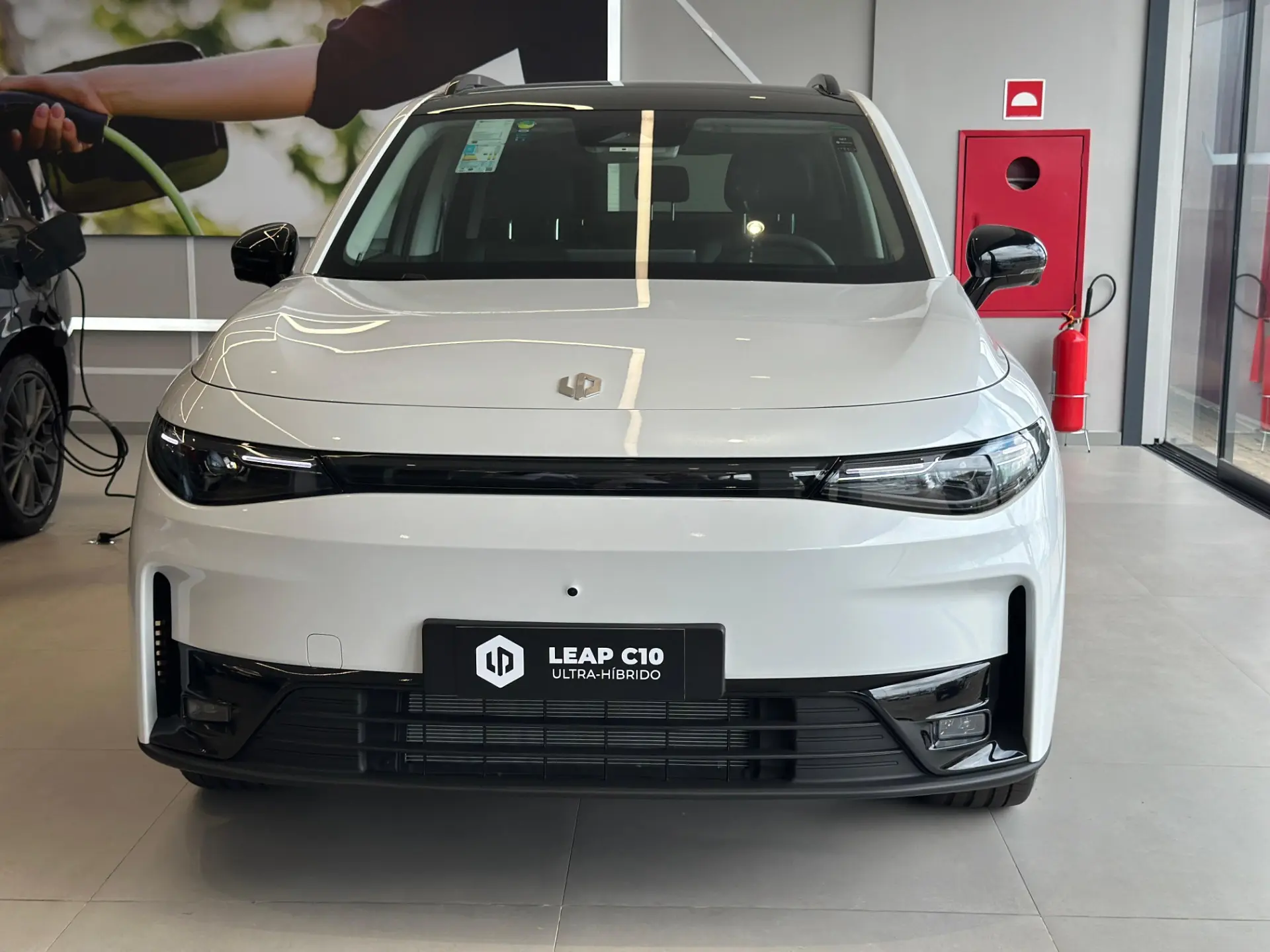 Leapmotor C10 REEV fica até R$ 52,1 mil mais barato para CNPJ e taxistas