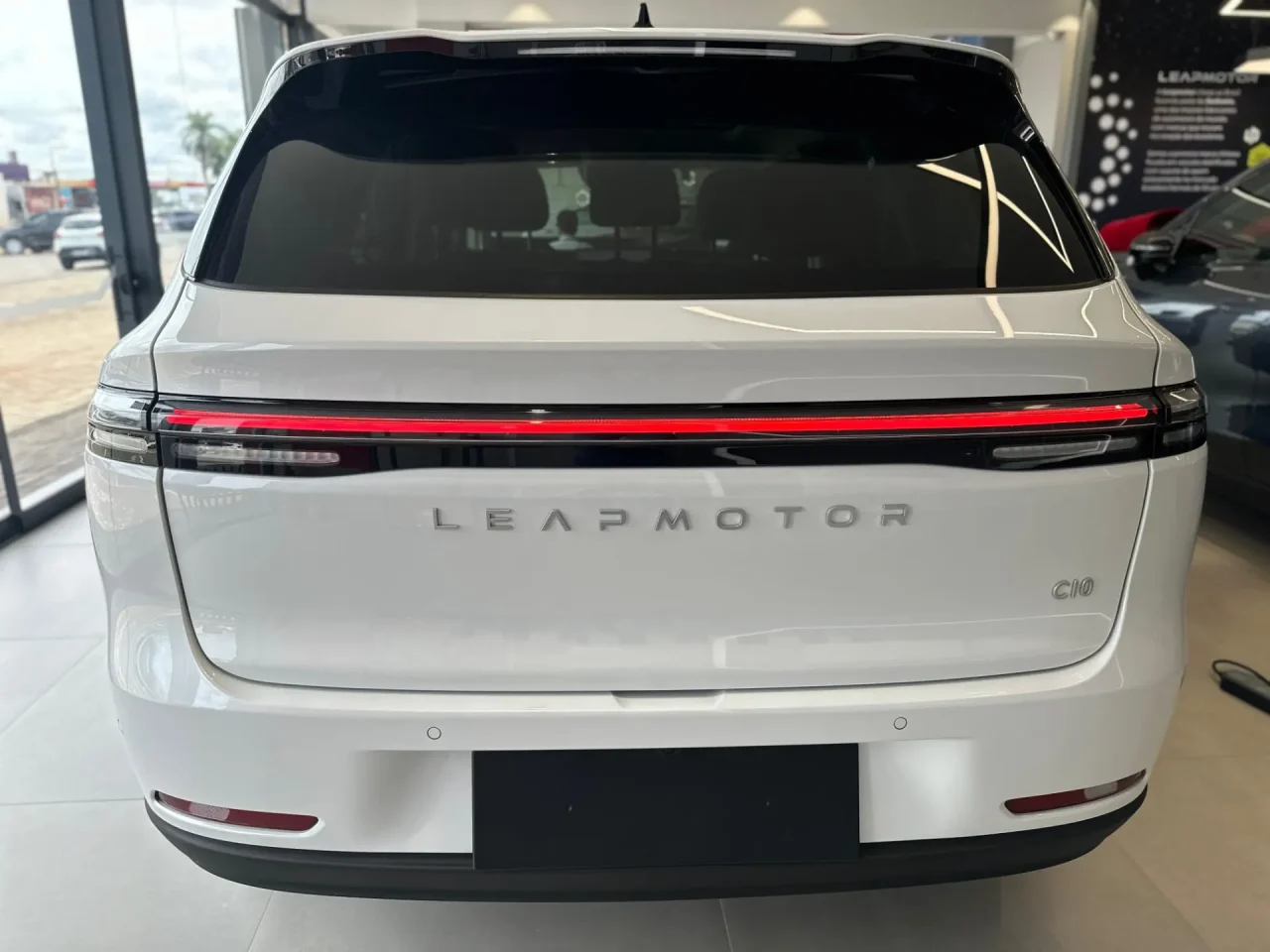 Leapmotor C10 REEV fica até R$ 52,1 mil mais barato para CNPJ e taxistas