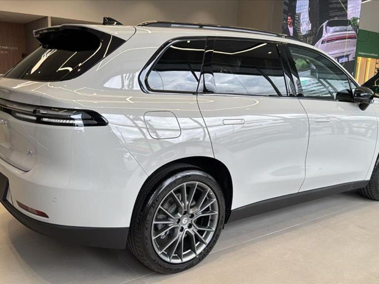 O Leapmotor C10 REEV teve reajuste de R$ 10 mil em fevereiro. Veja os novos preços, versões e como o SUV chinês se posiciona no mercado.