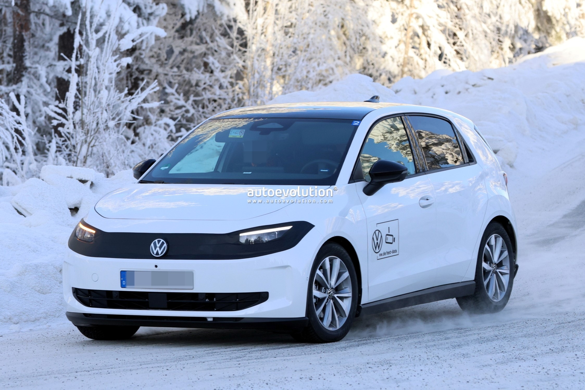 Flagra: Volkswagen Polo elétrico roda em testes e revela novos detalhes