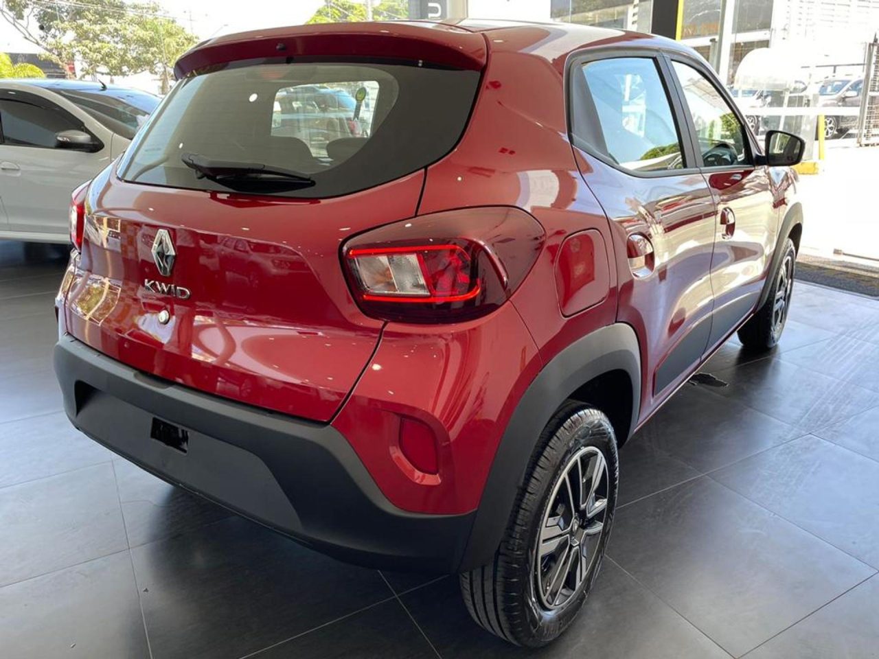 Renault corta R$ 24.168,46 do Kwid Intense 2026 em oferta para PcD