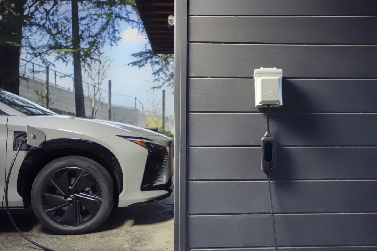 Toyota quer facilitar o uso de carros elétricos com foco no carregamento em casa