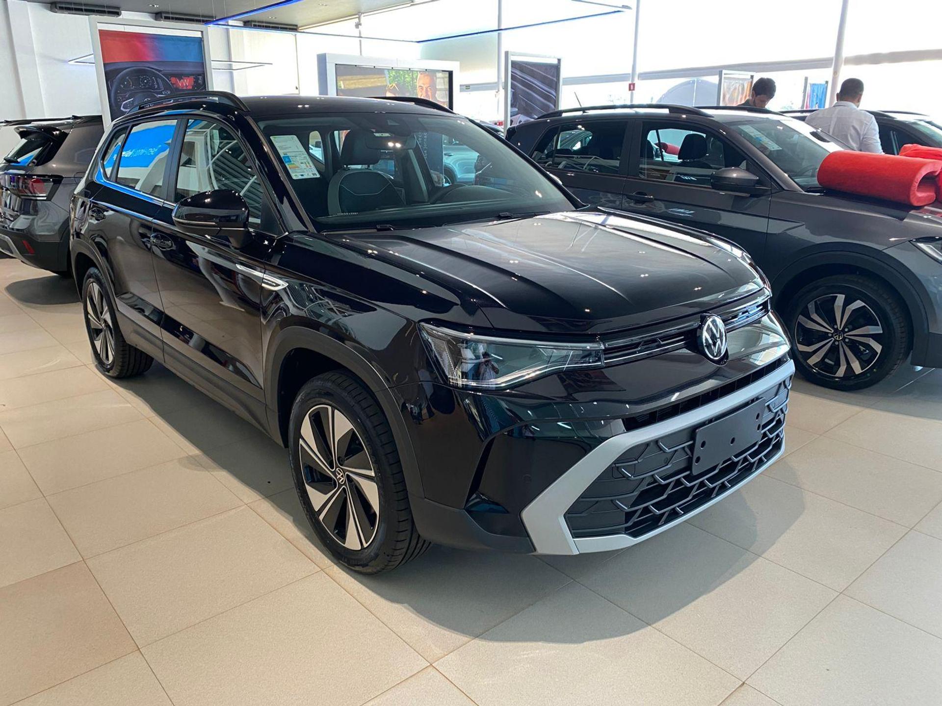 O Volkswagen Taos 2026 chega com visual renovado e preços competitivos. Será que ele consegue desbancar Compass, Corolla Cross e os SUVs chineses?