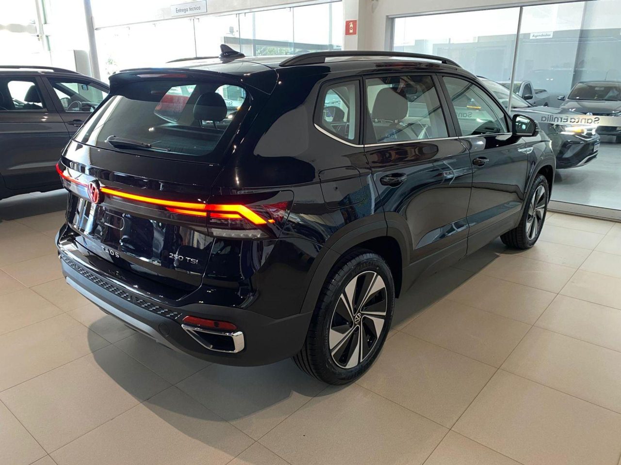 O Volkswagen Taos 2026 chega com visual renovado e preços competitivos. Será que ele consegue desbancar Compass, Corolla Cross e os SUVs chineses?