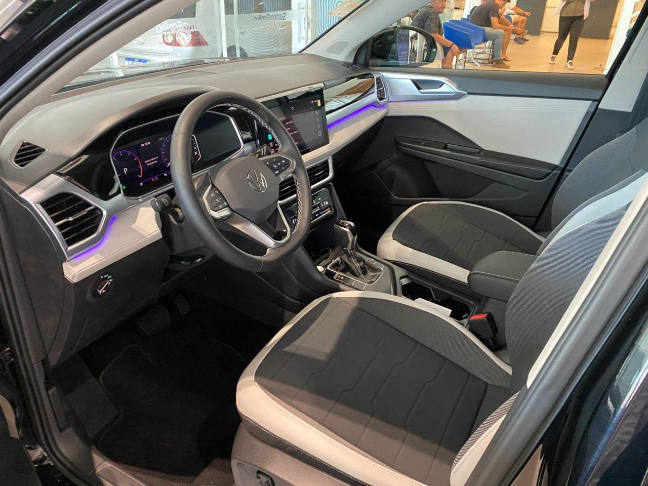O Volkswagen Taos 2026 chega com visual renovado e preços competitivos. Será que ele consegue desbancar Compass, Corolla Cross e os SUVs chineses?