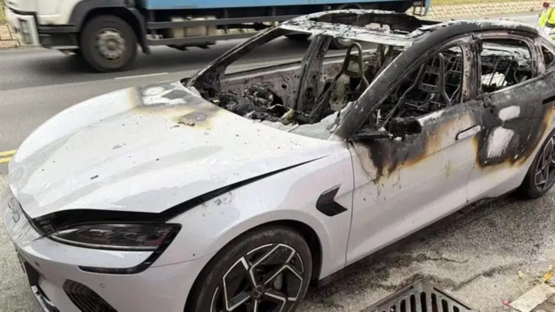 BYD Seal provoca tumulto no trânsito em Hong Kong; motorista sai antes do colapso