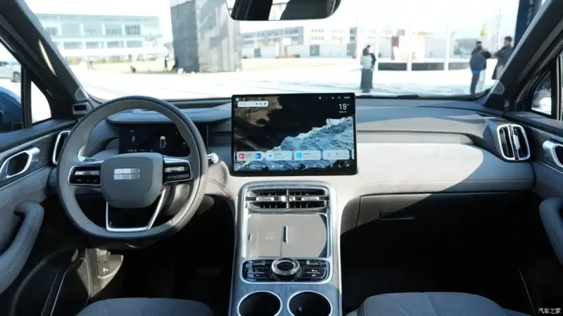 Geely lança Galaxy M7 PHEV com 225 km elétricos e impressionantes 1.730 km de alcance total