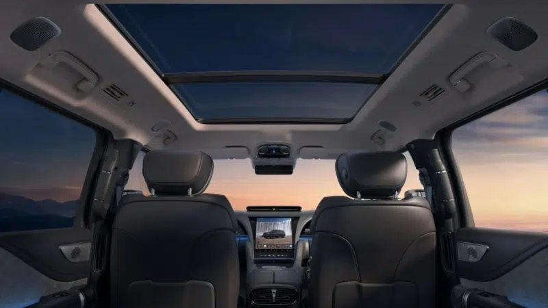 BYD Yangwang U8 2026 tem interior revelado com nova tela curva e melhorias na cabine