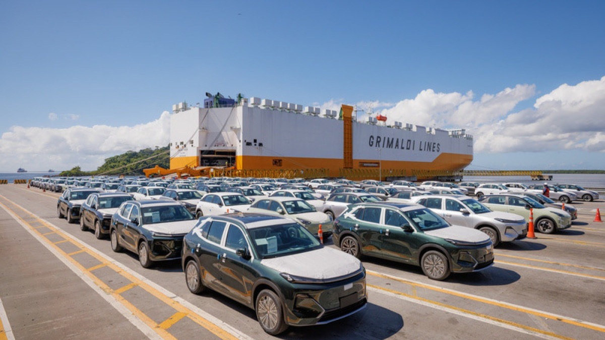 Primeiro lote do Geely EX5 EM-i desembarca no Brasil